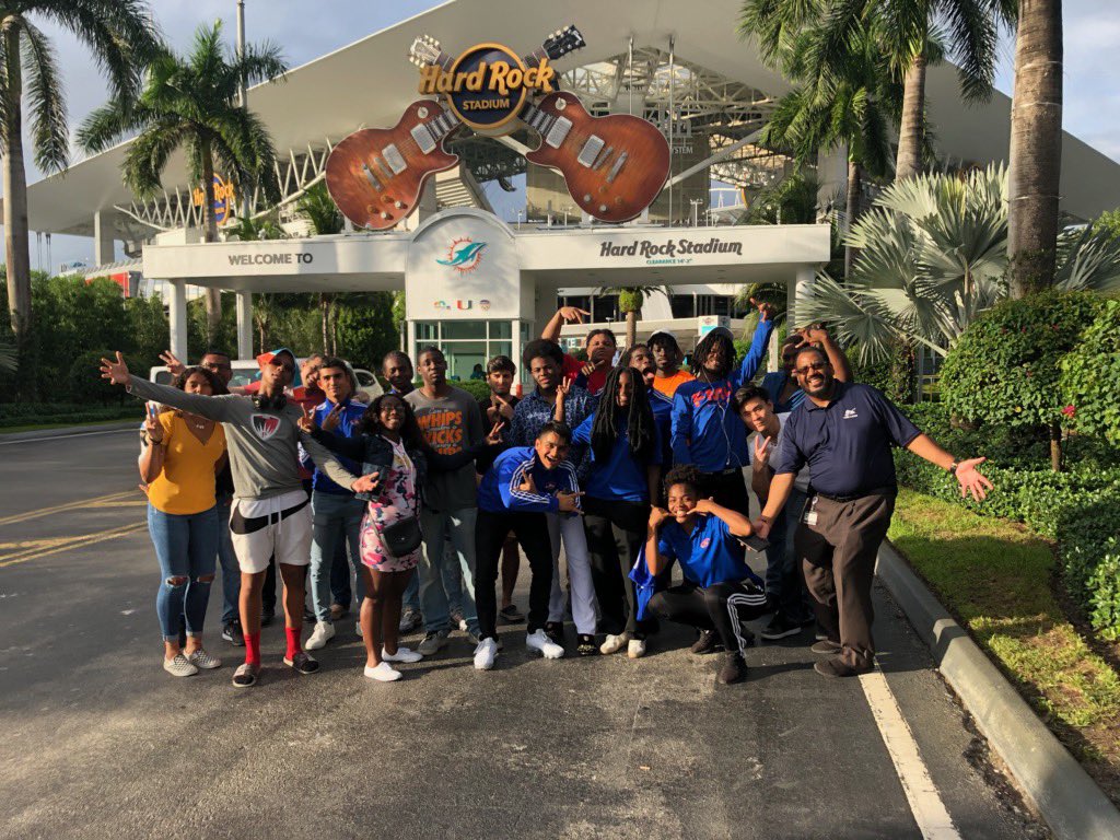 FLMemorialUniv's tweet photo. FMU Lions went to @HardRockStadium to cheer the @MiamiDolphins to victory over the @nyjets! Thanks Miami Dolphins, Mr. @VERNONMARTIN and FMU Chief Terrance Wilson! 

#FMU #Lions #NFL https://t.co/VbBvW81bXp