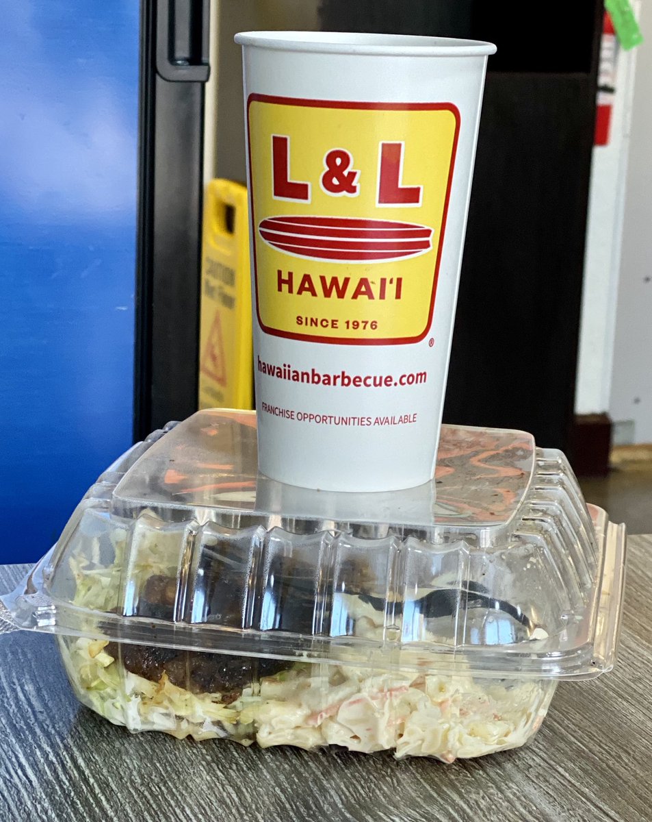 SusanDReynolds's tweet photo. Dear L&amp;L @hawaiianbarbecue, please stop using plastic containers even on dine-in orders. Are you too lazy to wash plates? Or too cheap to put your ⁦@SPAMbrand⁩ #masubi on #biodegradable dinnerware? https://t.co/fLzLUA1ZdF