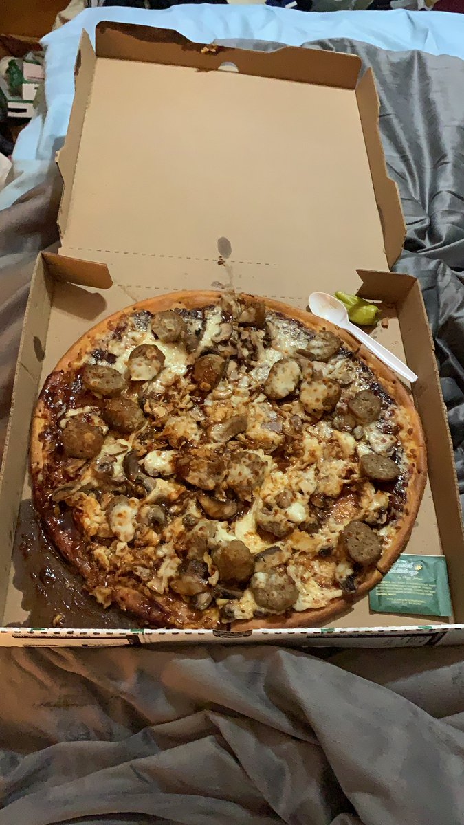 MiniLuver85's tweet photo. @PapaJohns when your delivery driver decides to throw your pizza around. Had to scrape the toppings back on to the pizza. #nothappy https://t.co/ibyWqS3V6Y