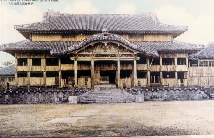 日本男児 今の首里城は 中国の故宮に似ている 沖縄は本当は中国だったのか と思っていたら 本来は全く違う建物ではないか 何の意図があって 過去の歴史建造物とは全く違う中国風の建物に変えたのか 色々怪しい所がある