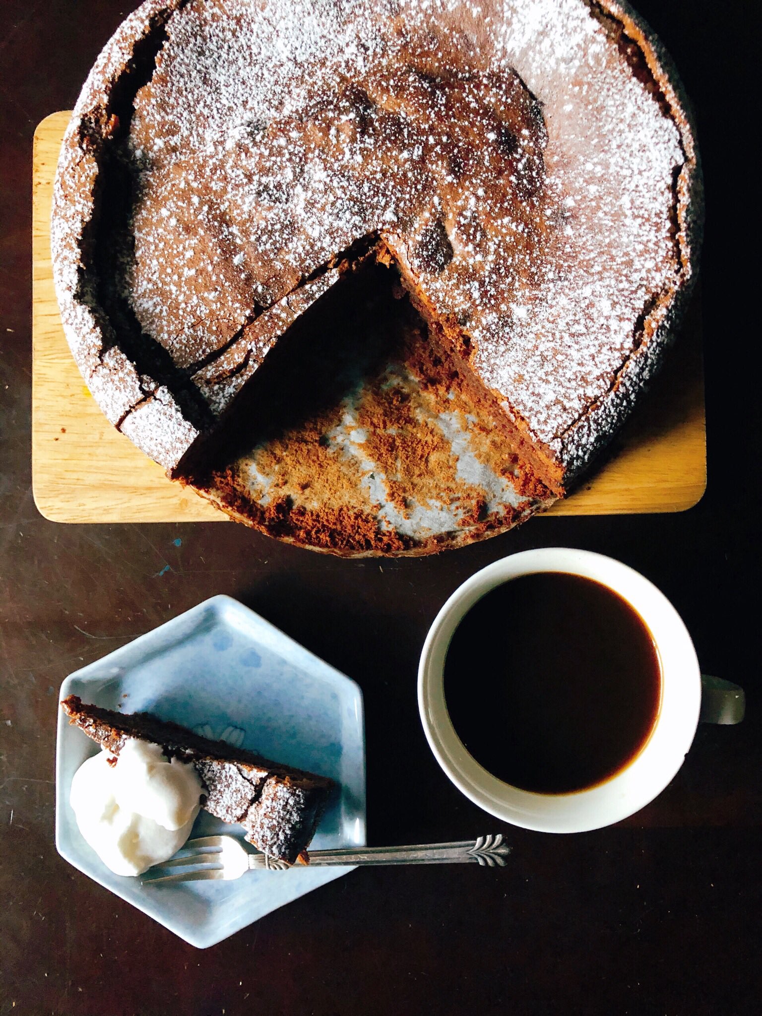 あつた 藤野真紀子さんのガトー ショコラ ナンシー 前田和子さんの六角皿 オールアーモンドプードル 落ち窪んだ表面は アーモンドでサクサク かりしゅわ とんでもなく軽くてずっしり濃厚っていう不思議すぎるチョコレートバターケーキ 小さじ1だけ