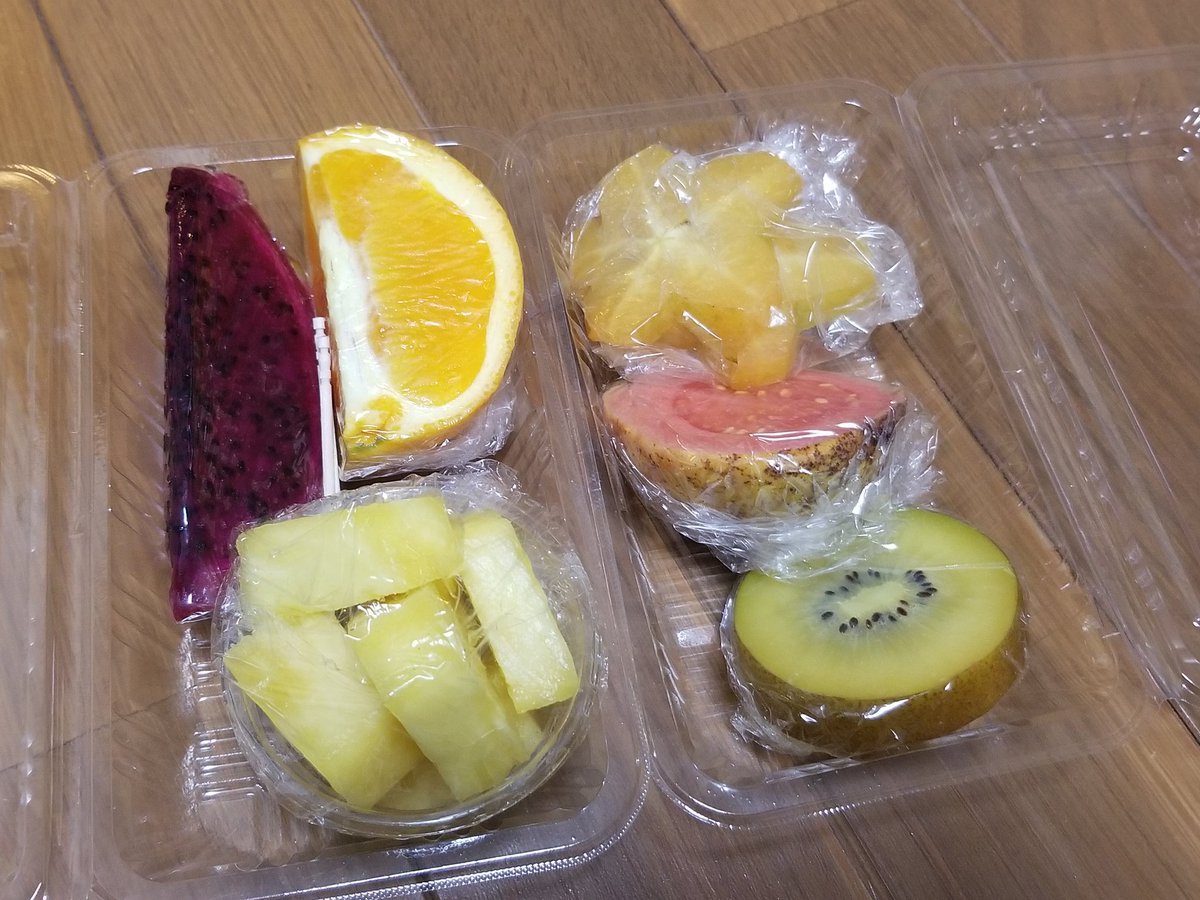 Chiinoid Food 国際通り散歩しながら フルーツ買ってお持ち帰り 沖縄 那覇 観光 国際通り フルーツ市場 トロピカル盛り合わせ 550円 オレンジ パイナップル ドラゴンフルーツ スターフルーツ グァバ キウイ