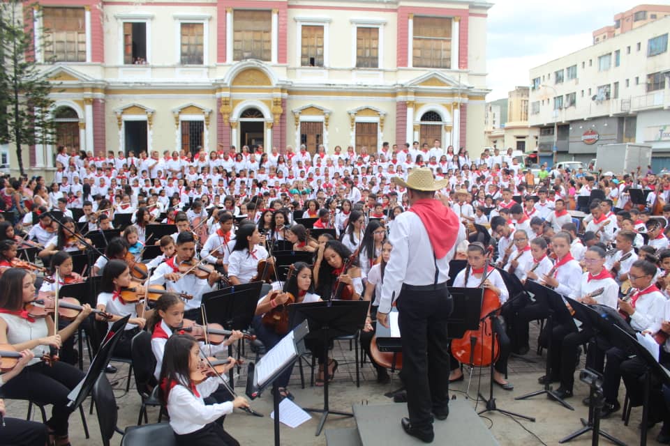 Daysahid's tweet photo. #EnFotos 📸| Así La Victoria de vistió de Llora esté sábado en la plaza Campo Elías. #Tradicion @NicolasMaduro @RMarcoTorres @SumireFerrara https://t.co/IL3c8fsTMB