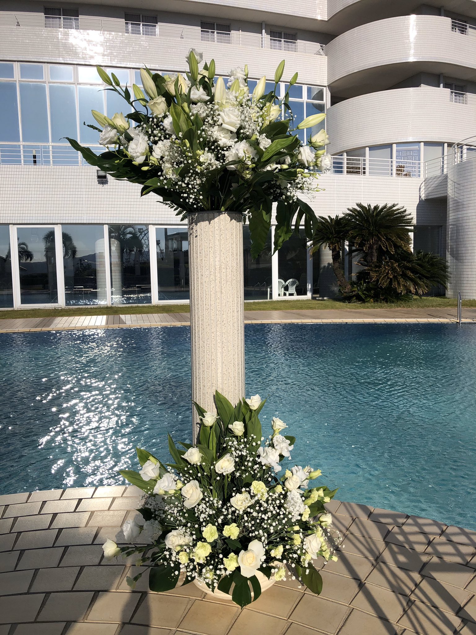 フラワーショップ タケシタ Ar Twitter 本日の結婚式のプールサイドの装花です プールのブルーの色合いと ホワイトのお花の色合いのコラボが素敵な感じですね ブライダル フラワーショップタケシタ 和歌山県 田辺市 御坊市 みなべ 印南