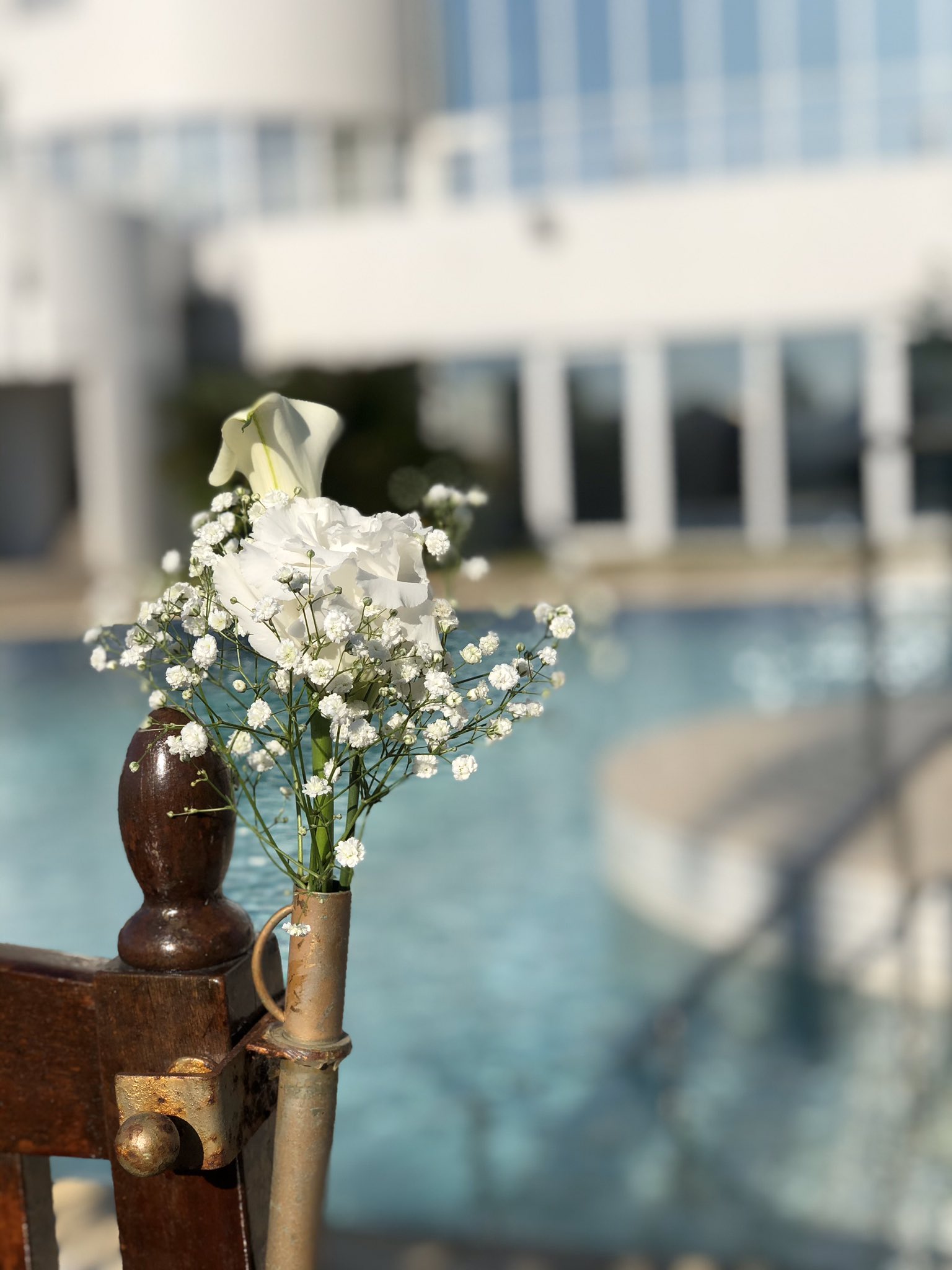 フラワーショップ タケシタ Ar Twitter 本日の結婚式のプールサイドの装花です プールのブルーの色合いと ホワイトのお花の色合いのコラボが素敵な感じですね ブライダル フラワーショップタケシタ 和歌山県 田辺市 御坊市 みなべ 印南