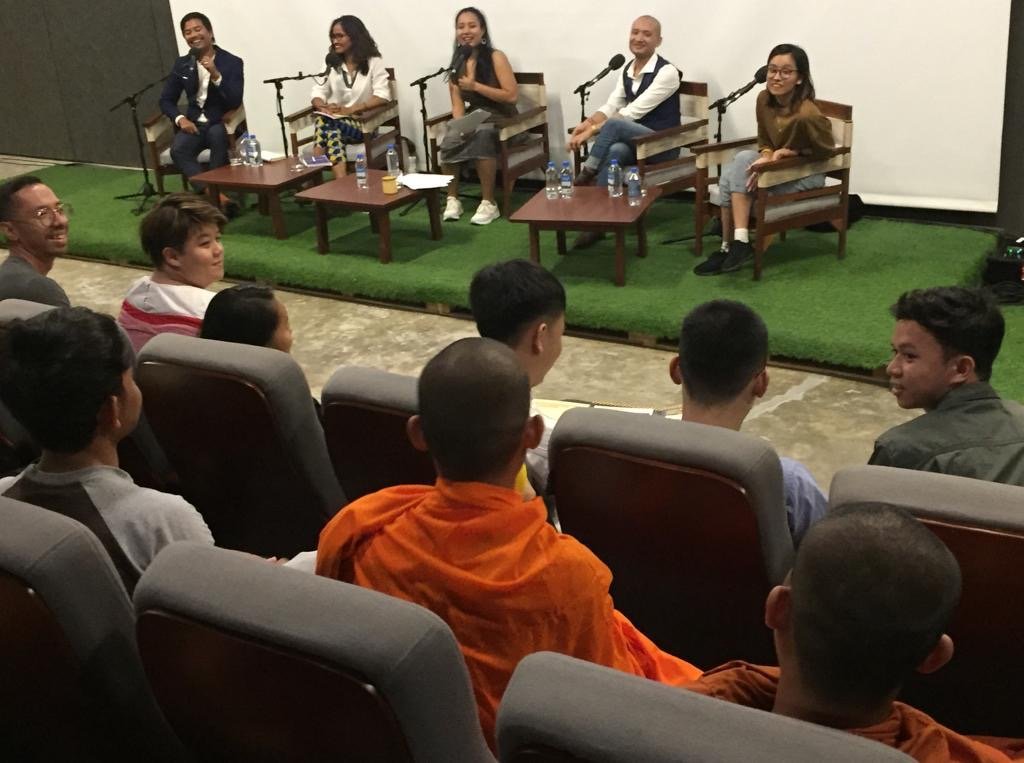 Kounila's tweet photo. Discussion organized by @bbcworldservice
at #FactoryPhnomPenh on role of #Buddhism in #Cambodia with views of young #Cambodians on #gender, #sexuality, #violence & #healing & links to #Buddhism -- will be aired on November 30, 2019.
#BBCHeartandSoul
@BBCNewsAsia https://t.co/3kyGEg1Mel