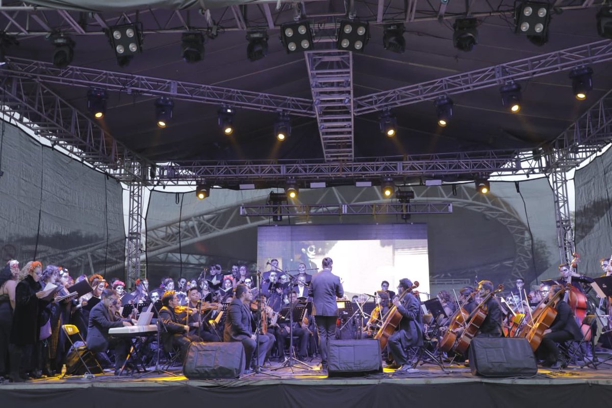 TuAlcaldiaGAM's tweet photo. Estuvo con nosotros la “Orquesta Filarmónica de la Gustavo A. Madero”, en el #MagnoConcierto por las festividades de #DíaDeMuertos en la explanada de @TuAlcaldiaGAM. 🙌 https://t.co/VNxgTdz7XX