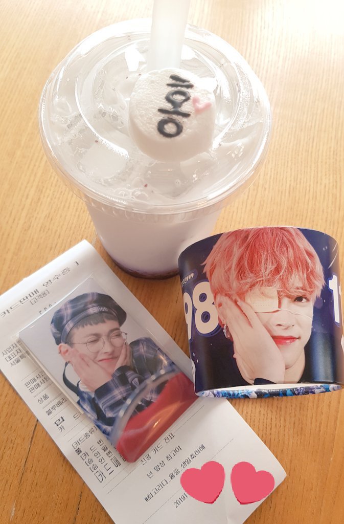 gugu_con99's tweet photo. 홍중이로 가득한 예쁜 공간 준비해주셔서 감사합니다 ㅠㅠ💕  생일카페 첫방문은 블루베리 홍홍홍 @minihong1107 
 #최고리다_홍중_생일축하해 #김홍중 #홍중 #HONGJOONG https://t.co/62DkfTxL2R