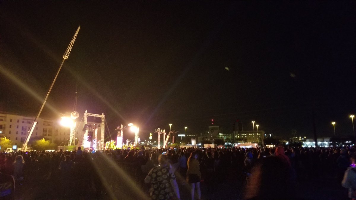 Mandy_Loader's tweet image. As the #AllSoulsProcession reaches its final destination, crowds begin to gather in preparation for the final ceremony. With dozens of vendors and food trucks, there is no shortage of activities to do while they wait. #AllSoulsTucson #UAJOUR506