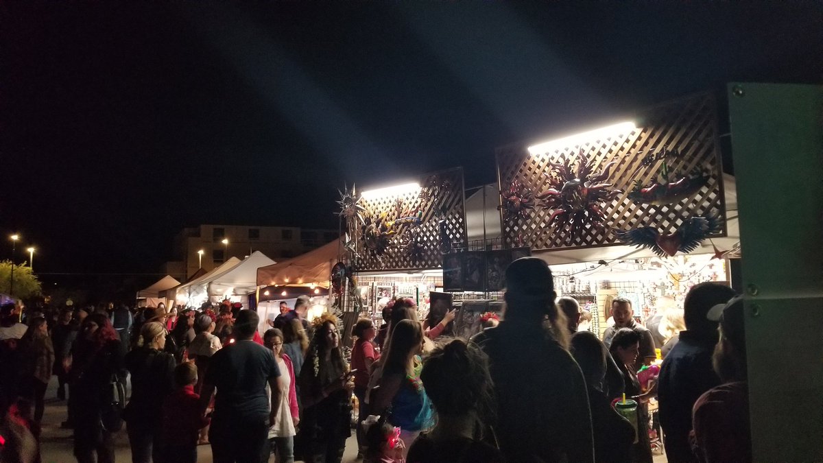 Mandy_Loader's tweet image. As the #AllSoulsProcession reaches its final destination, crowds begin to gather in preparation for the final ceremony. With dozens of vendors and food trucks, there is no shortage of activities to do while they wait. #AllSoulsTucson #UAJOUR506