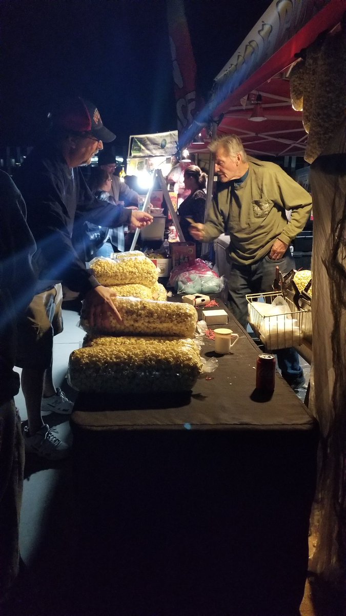 Mandy_Loader's tweet image. As the #AllSoulsProcession reaches its final destination, crowds begin to gather in preparation for the final ceremony. With dozens of vendors and food trucks, there is no shortage of activities to do while they wait. #AllSoulsTucson #UAJOUR506