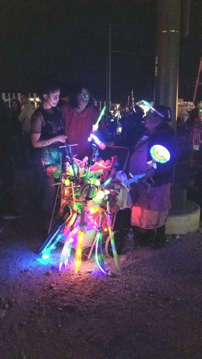 Mandy_Loader's tweet image. As the #AllSoulsProcession reaches its final destination, crowds begin to gather in preparation for the final ceremony. With dozens of vendors and food trucks, there is no shortage of activities to do while they wait. #AllSoulsTucson #UAJOUR506