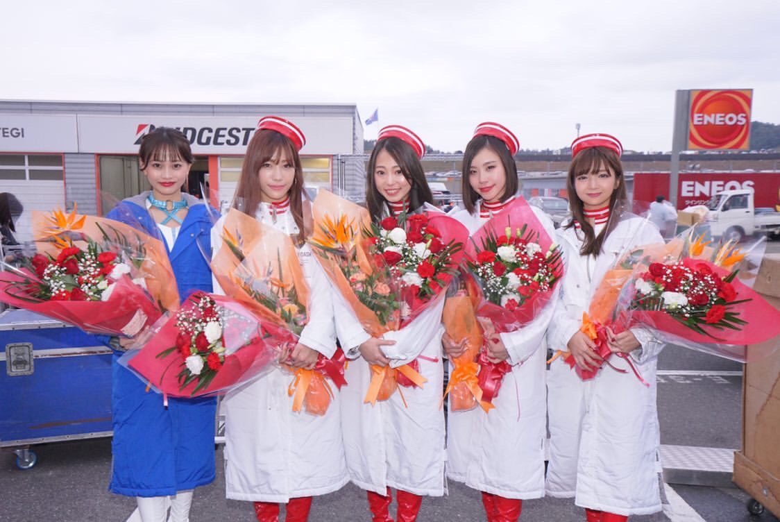 arisu_mio's tweet photo. 念願のレースクイーンになれて
皆と最終戦までこれて
大変なこともあったけど
やっぱり1年間楽しかったし
もう皆でこのコスチューム着て
サーキットに立てないんだなって
思ったら凄く寂しい…
1つ確実に言えるのは私は
ほんとに幸せでした。

1年間応援してくれて
ほんとにありがとうございました☺❤️ https://t.co/77mSMLnrXC