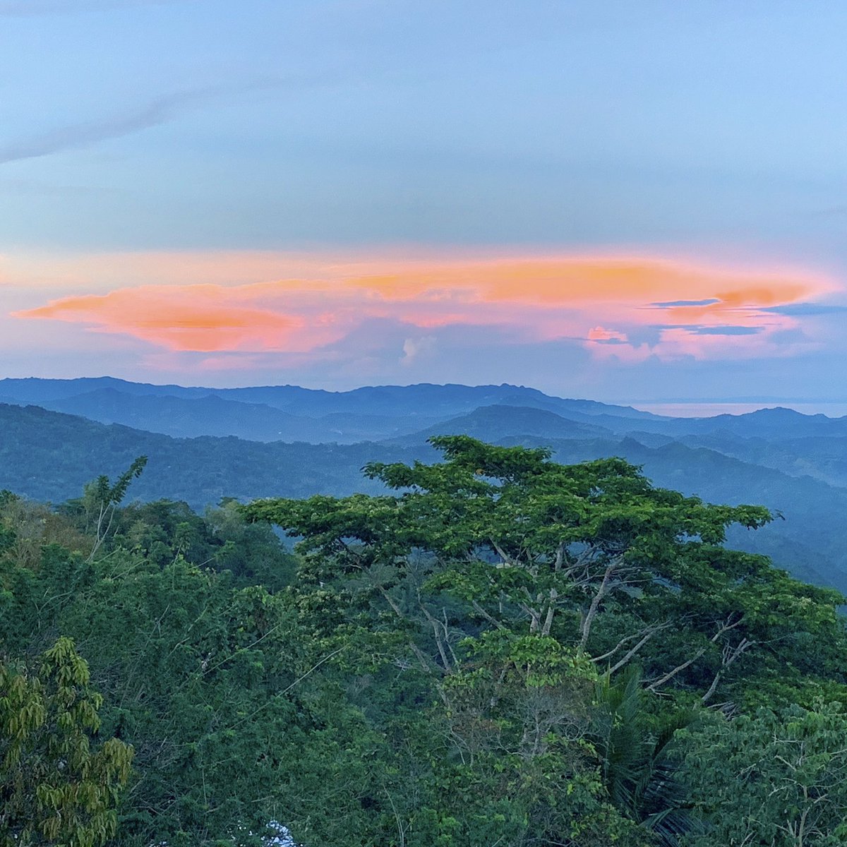 Cebu Sunsets 🌄#lavieinthesky #topscebu #cebu #philippines #itsmorefuninthephilippines #iphonephotography #passionpassport #traveltheworld #travelphotography #travelgram #instatravel #travel #wanderlust #stephmuneztravels