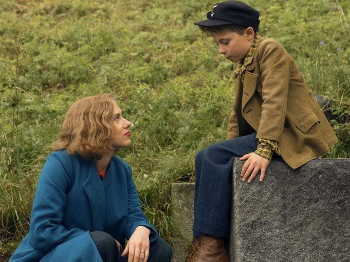 bruce_tetsuya's tweet photo. Scarlett Johansson Tying Shoes for Her Boys: A 2019 Thread
#marriagestory #jojorabbit #film https://t.co/VRUkRDquoy