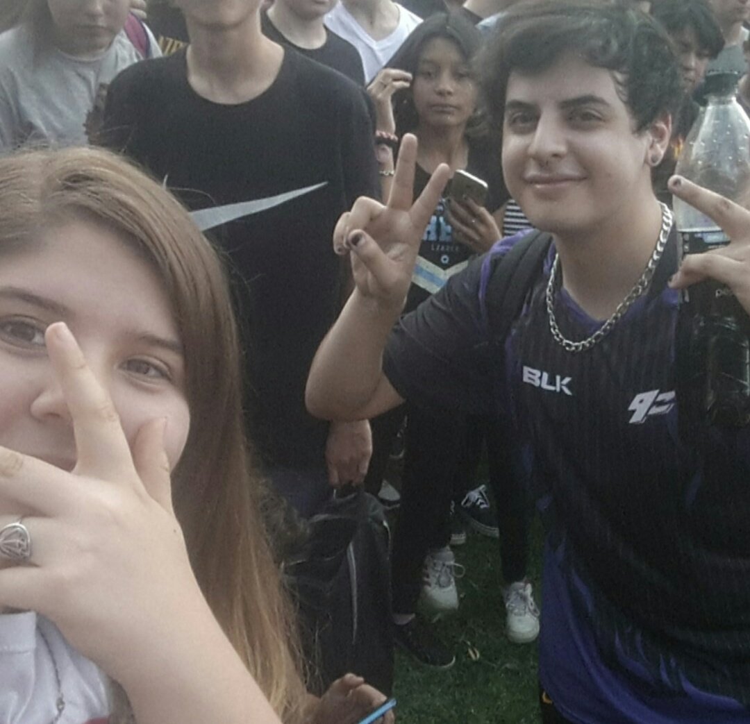 hausofgema's tweet photo. #SquareIntegration
Hola soy gema, conozco a Rod desde el "esto es muy triste" empeze a ver sus videos en enero y no estoy tan integrada al fandom jaja. Y lo conocí en persona el 26/10.
Tmb staneo a sofi matias pandom tiza feli martinez fiore sanchez etc https://t.co/oMxhlOo7Lt