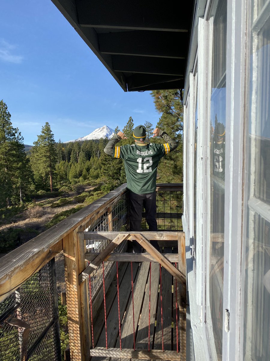 chrisliedle's tweet photo. @packers #GoPackGo from a fire lookout in the Mount Hood National Forest, Oregon. #GBvsLAC https://t.co/veQ6RyEUef