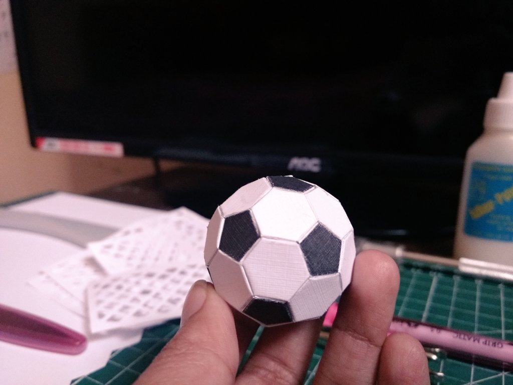 MariAleAlways's tweet image. Parte de mi Domingo fue hacer pelotitas xD #scrap #soccer #explodingbox