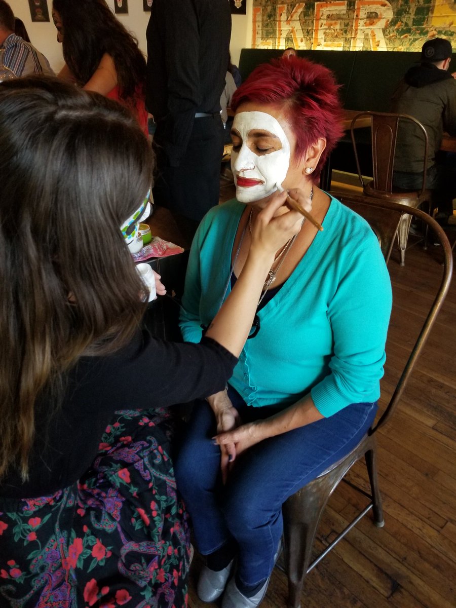 Heading down Congress toward the All Souls Procession, there's more places to get faces painted! Here's facepainting in Iron John's Brewing Company. 
#allsoulstucson #UAJ506