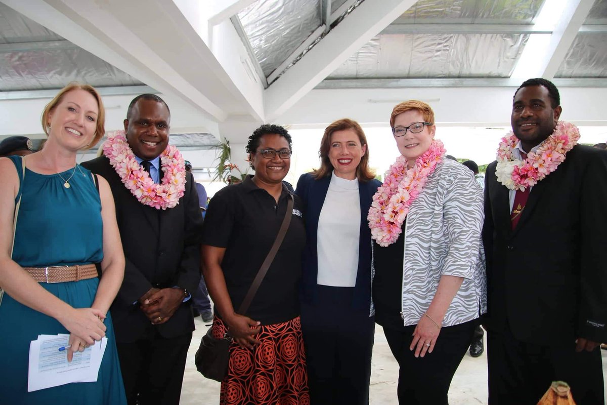 unwomenpacific's tweet photo. A joy to share the day with a very happy group of vendors, the #Vanuatu Minister of Internal Affairs Hon. @AndrewNapuat &amp; Australian Minister of Foreign Affairs Hon. @MarisePayne. Our #MarketsForChange Project is supported by @dfat &amp; @CanadaDev in partnership with @UNDP_Pacific https://t.co/0lo8qUnMJH