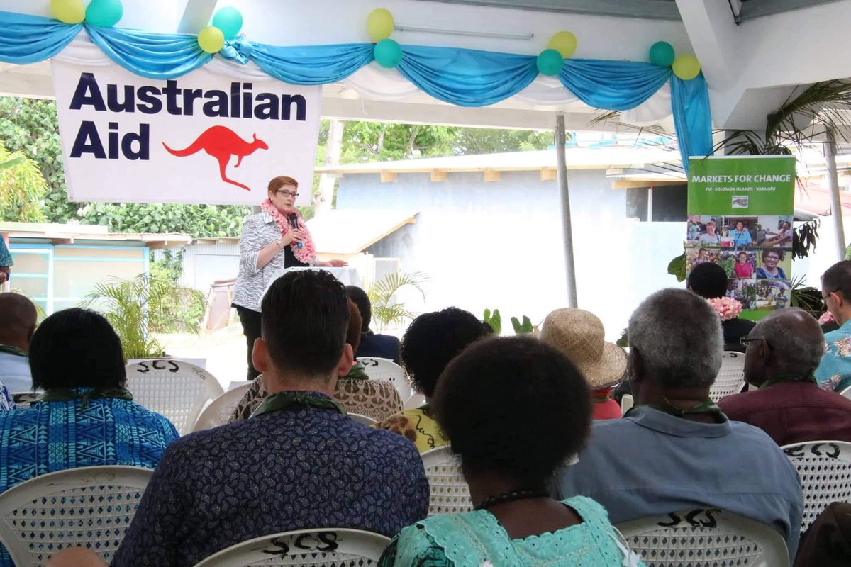 unwomenpacific's tweet photo. A joy to share the day with a very happy group of vendors, the #Vanuatu Minister of Internal Affairs Hon. @AndrewNapuat &amp; Australian Minister of Foreign Affairs Hon. @MarisePayne. Our #MarketsForChange Project is supported by @dfat &amp; @CanadaDev in partnership with @UNDP_Pacific https://t.co/0lo8qUnMJH
