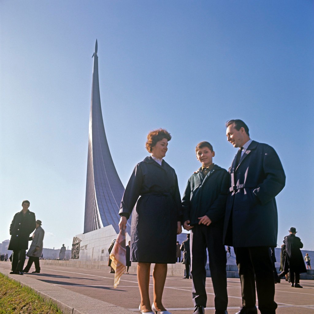 For this week's edition of  #SovietSpaceSundays, I'm going to do a short list of some of my favorite monolithic spaceflight monuments in the USSR!Enable my research! http://patreon.com/trgenovese  http://paypal.me/trgenovese 1/