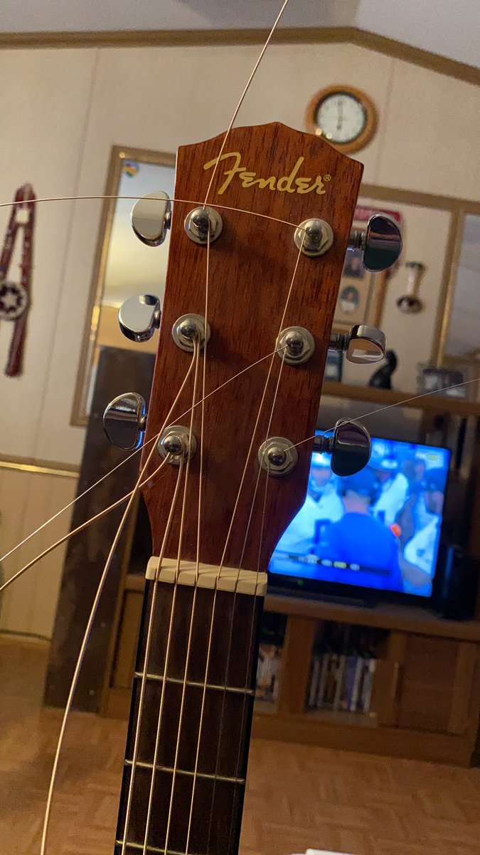 ryanchee12's tweet image. Time for a change... of strings 
#Guitar #Fender #StringChange