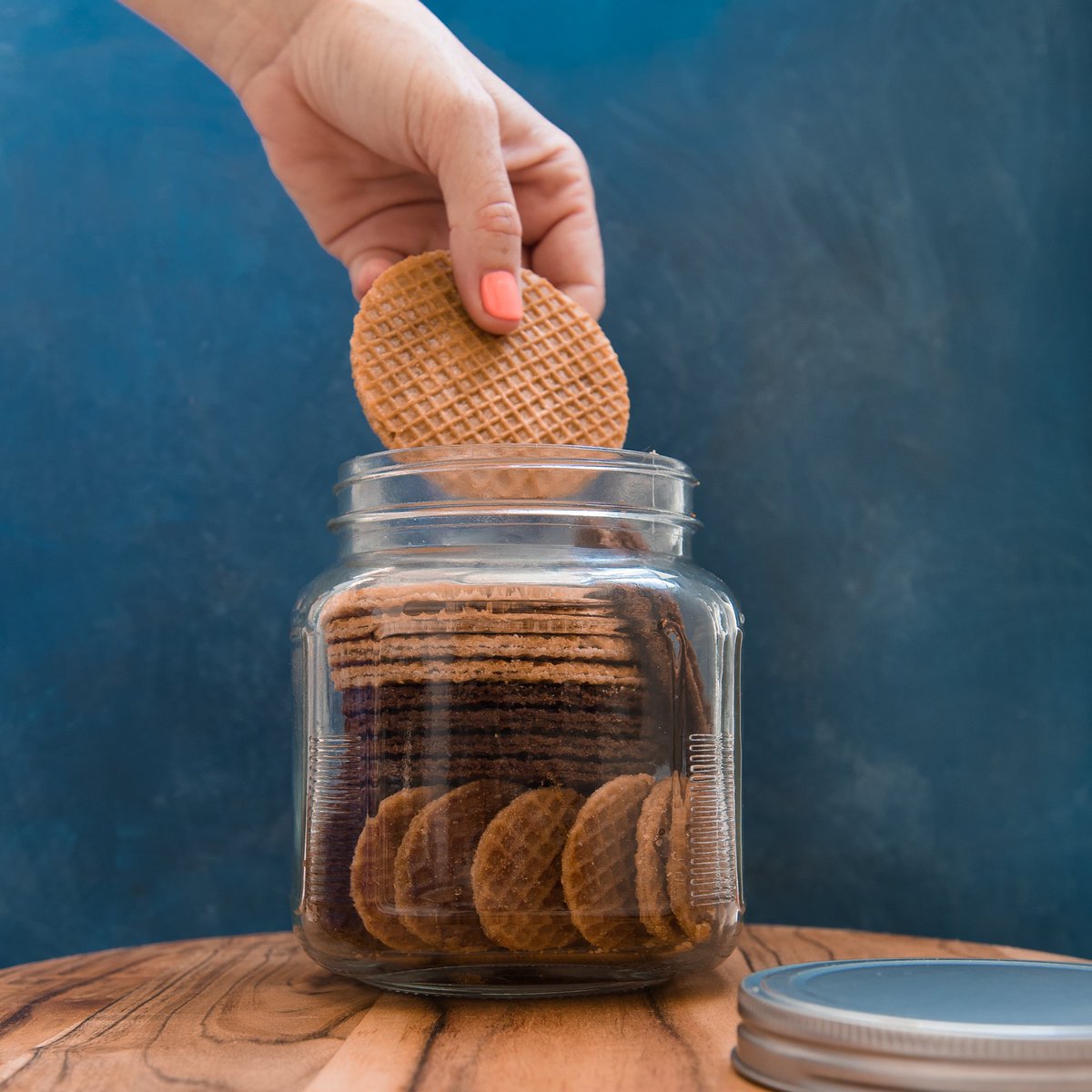 DaelmansUS's tweet photo. Go ahead, sneak a #stroopwafel from your cookie jar!
#Daelmans #GetTheStroop https://t.co/b9TiYycwb9