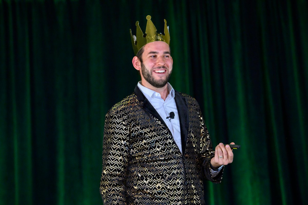 BTwarek's tweet photo. One of my favorite moments was sharing my love for corny jokes on stage at #CSTA2019. Happy #CSTAat15! 🎈 #CSforAll
My all-time fave: What does a nosy👃pepper 🌶️do?
Gets jalapeño business! https://t.co/nrg7pNLs1b