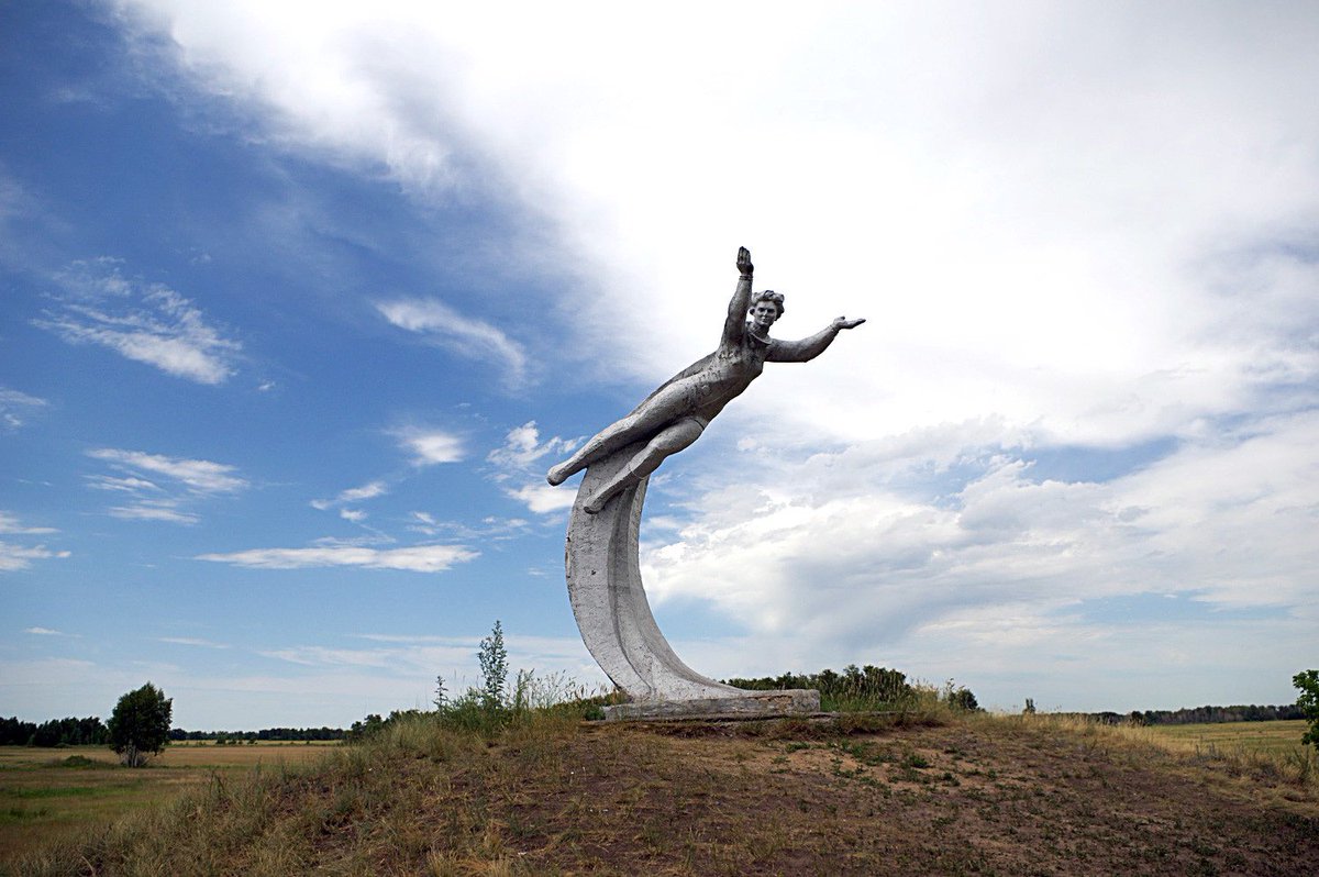 Close the village of Nizhnyaya Payva in Altai Krai is a monument erected in honor of Valentina Tereshkova—the first woman in space.It was built on the site of her historic landing. Compared to the rigid stance of cosmonauts on other monuments, I love how fluid this looks.7/