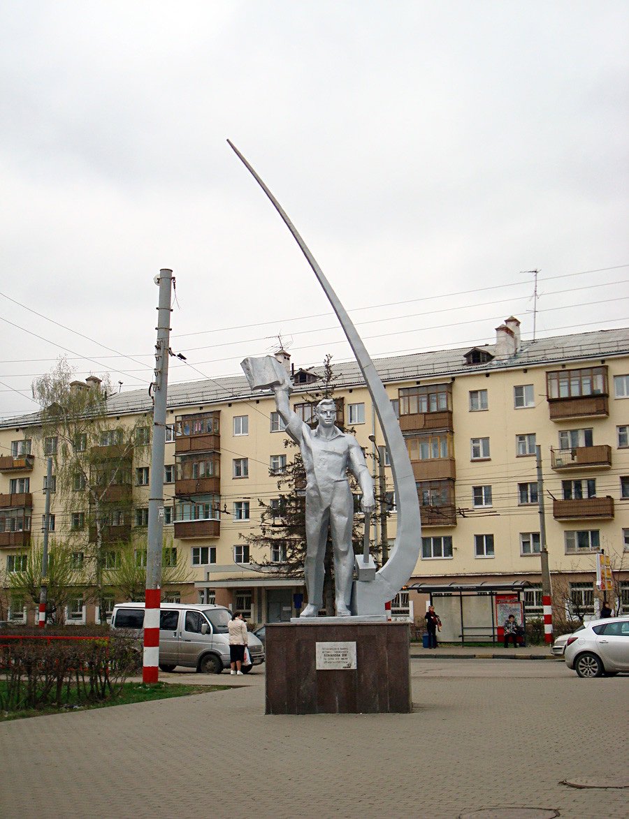 The monument to cosmonaut Vladimir Komarov, the first human to die during a spaceflight, is a striking memorial.In one hand he holds aloft a book, symbolizing knowledge, and in his other hand, a hammer, the symbol of labor.The monument is located in Nizhny Novgorod.8/