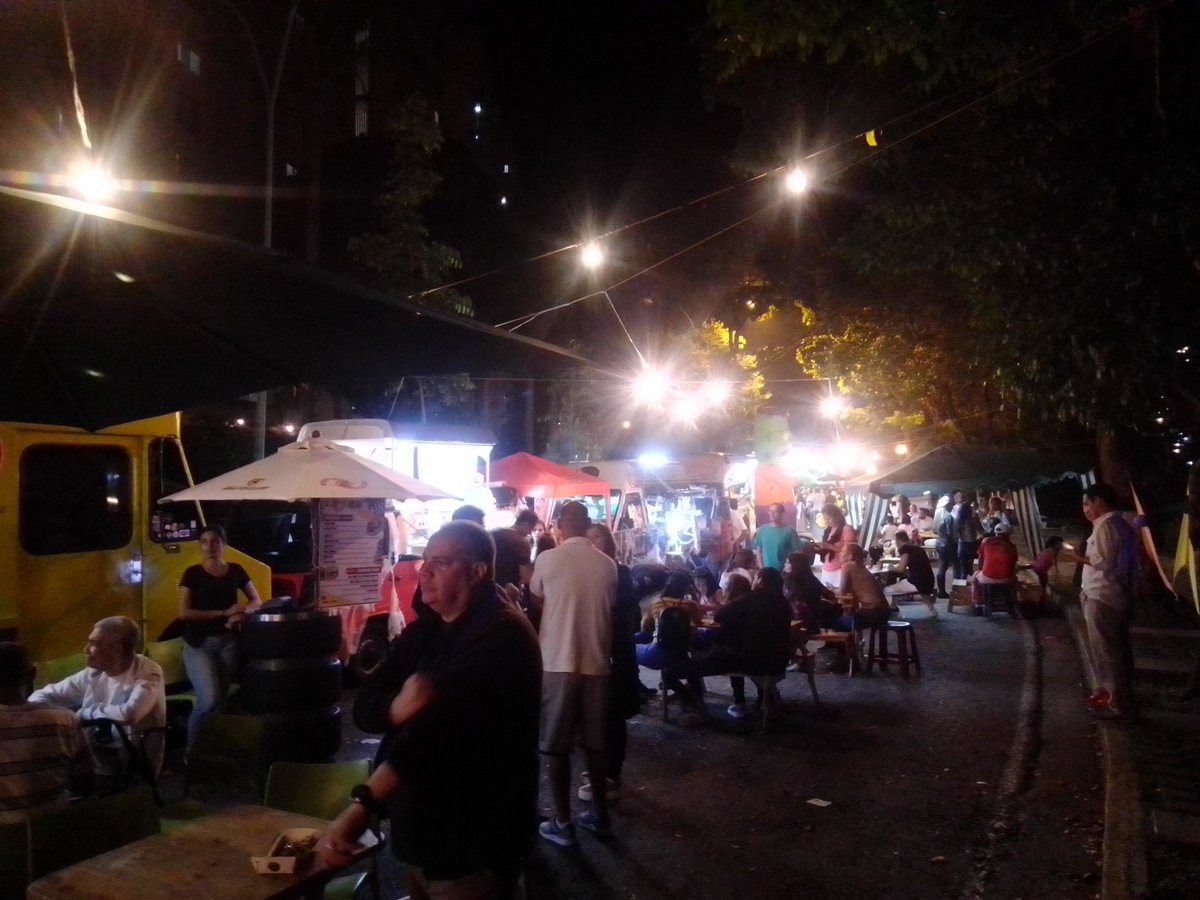 asoteainforma's tweet photo. Nuestros vecinos compartiendo en la feria Food Truck dentro de la seguridad de nuestra urbanización. https://t.co/MmczfRaJyD