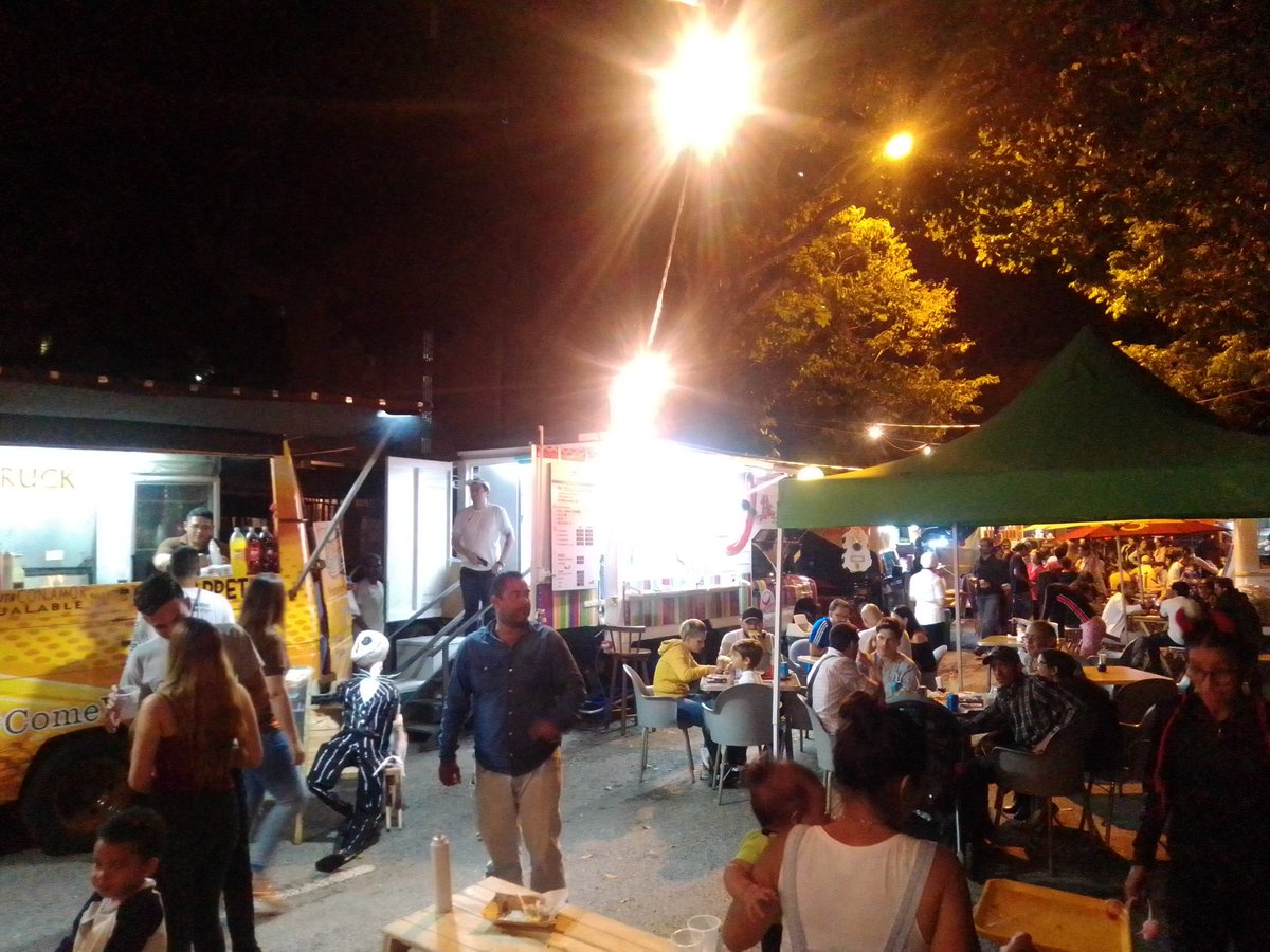 asoteainforma's tweet photo. Nuestros vecinos compartiendo en la feria Food Truck dentro de la seguridad de nuestra urbanización. https://t.co/MmczfRaJyD