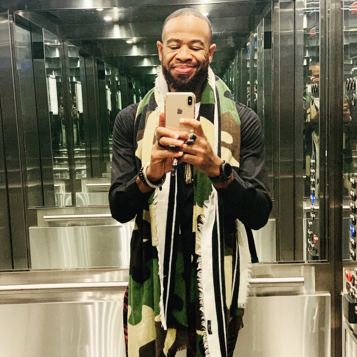 dwoodyd's tweet photo. The older I get the more I look like my mommy! Especially with these chipmunk cheeks. And as I get older, I’m determined to look younger! 😊 #chapter44 #benjaminbuttonsyndrome #novemberbaby #hellonovember🍂 https://t.co/Bz4nQT1k3W