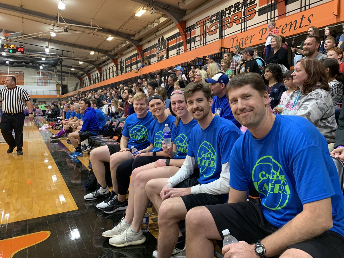 clcathletics's tweet photo. Thanks so much to our Tiger Staff for volunteering tonight!!  You make us proud!!  #weRclc #TigerPride https://t.co/9bR56R7H2Q
