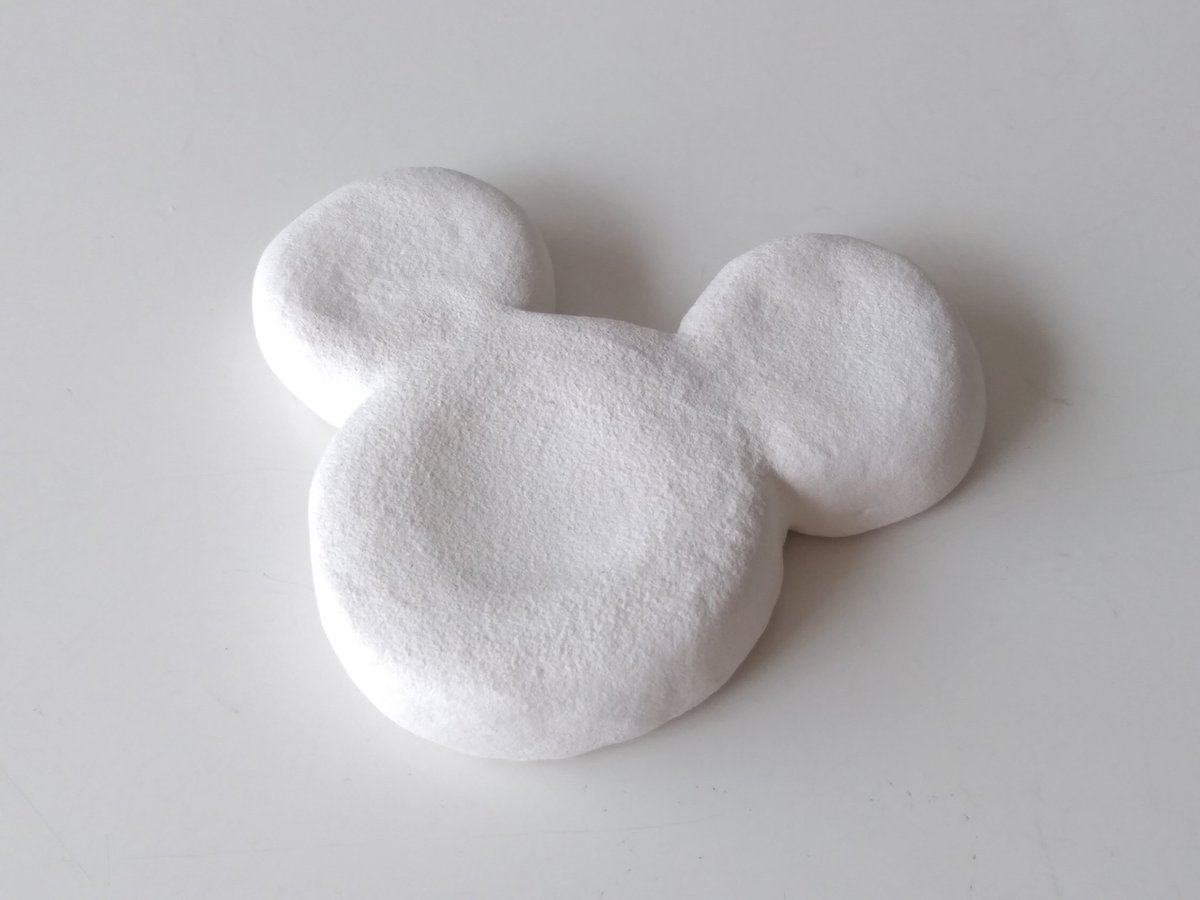 Aopika あと この前買った 石粉ねんど で作ったミッキー型の アロマストーン 早速アロマオイルを垂らしてみたらシミ みたいになったけど 翌朝はきれいに乾いてました 良い香りの中で眠るっていいね 安上がりだしオススメw