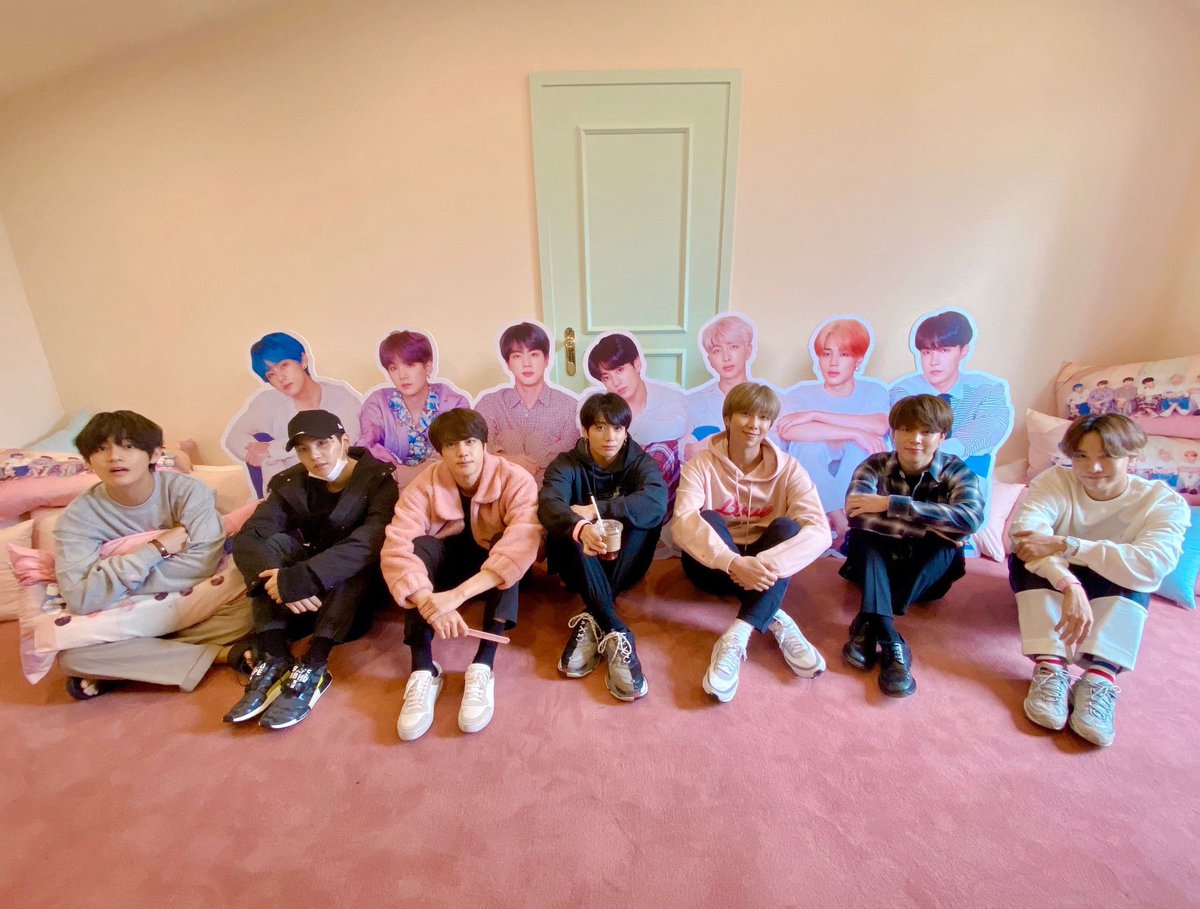 Areum041's tweet photo. Congratulations @BTS_twt &amp; ARMY
for winning Best Live &amp; Biggest Fans
at the 2019 #MTVEMA !!! 🎉🎉🎉

#KINGS #BTS https://t.co/9a9X41Aom6