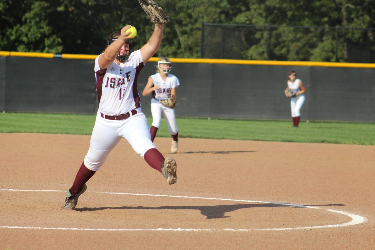 carly_w11's tweet photo. finished the fall season out today with a .467 BA and 1.7 ERA. Such a fun and successful fall! Letting my body heal for awhile from high school and club before winter workouts start! #begold #bealion #fall7stand8 #mentalsidealwayswins #watchusgrow https://t.co/mUBKIpn0E4