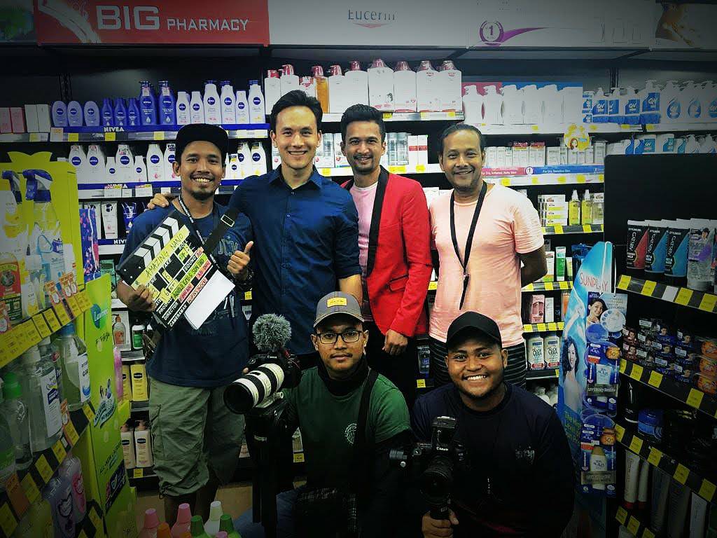 amirizwanrahim's tweet photo. Apabila pengacara #Artifakbersuara bertemu dengan pengacara #AmazingNano.

When the host of Artifak Bersuara meets the host of Amazing Nano. 🎥🎬

Producer: @zizannin 
Production: @Aquila_Emas 

#actorslife #actorsunited #actorsworld #hostlife #setlife https://t.co/7iWnJ4DIcf