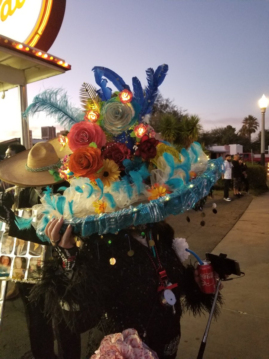 Hats off to all those marching in tonight's All Souls Procession! There are some wonderful outfits and painted faces to commemorate lost loved ones. Have fun and be safe tonight!
#allsoulstucson #UAJ506