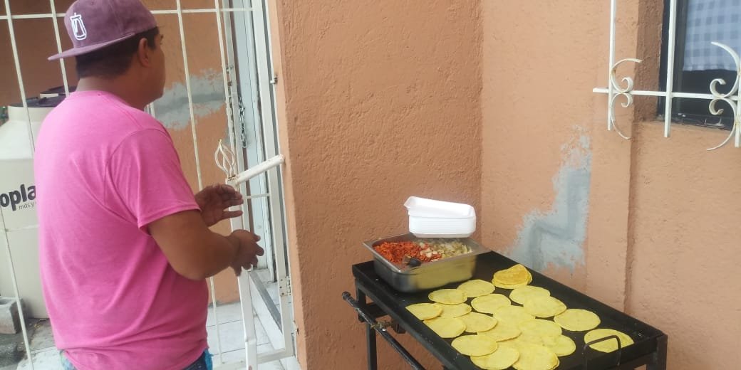 ColtsSaltillo's tweet photo. ¿Qué tal unos taquitos al pastor? Colts Saltillo disfrutamos el juego a pesar de la derrota y se fue una playera con nuestro amigo David!

@LosColts @ColtsInterlomas @Comunidad_Colts @COLTS_esp @Colts_Mexico @colts_crew_mty https://t.co/KVEb143tEW