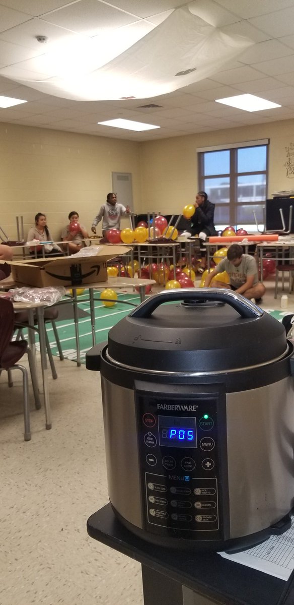 Mrspippinsclass's tweet photo. When you need to have food ready for small group at church but you are helping decorate the hall for spirit week...gotta do what ya gotta do! #WildcatNation #CitronelleSpirit https://t.co/jPYBZbIPCY