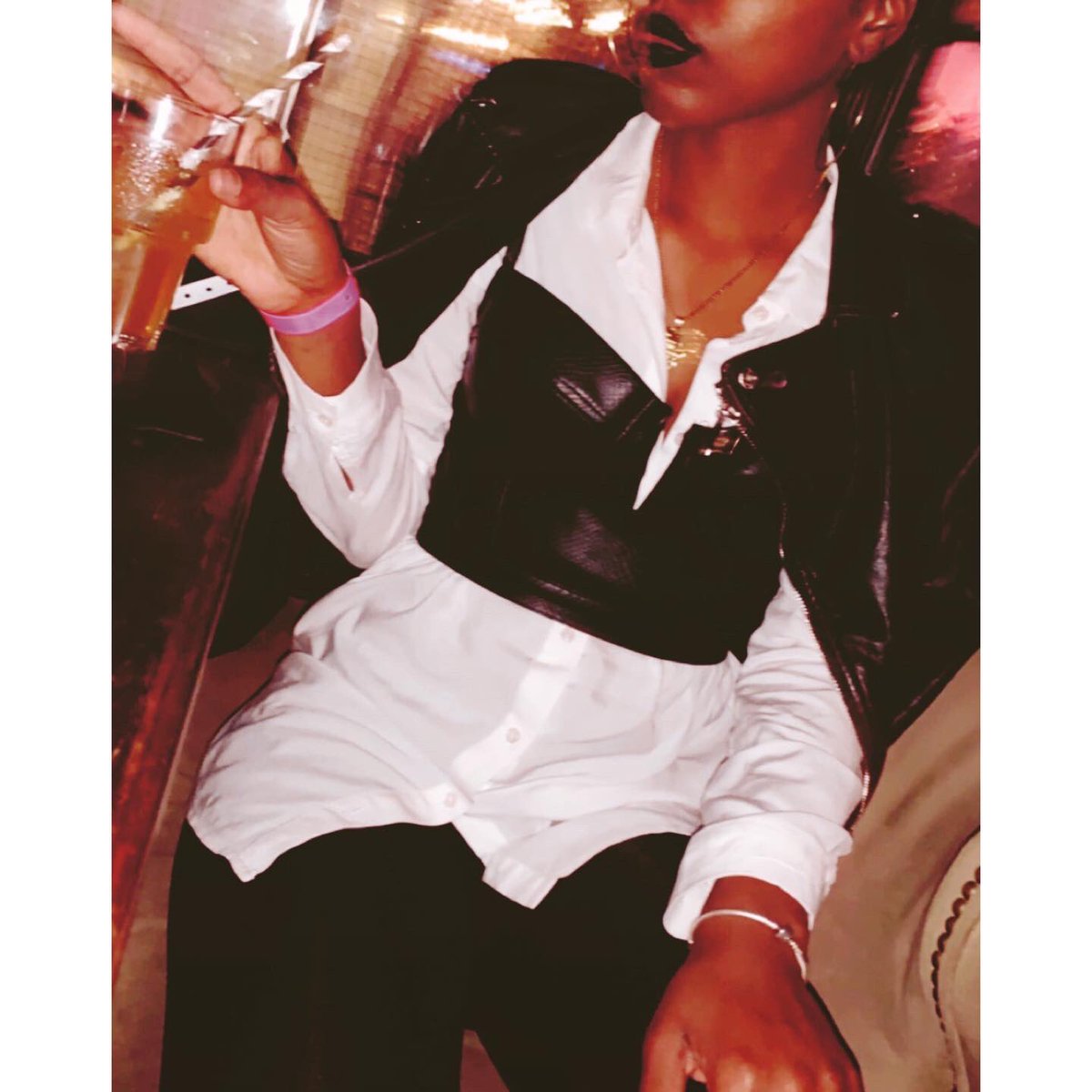 Uniique_Complx7's tweet photo. Hennything is possible 🖤🍾 #HennessyEvent https://t.co/J8GVQTocRp