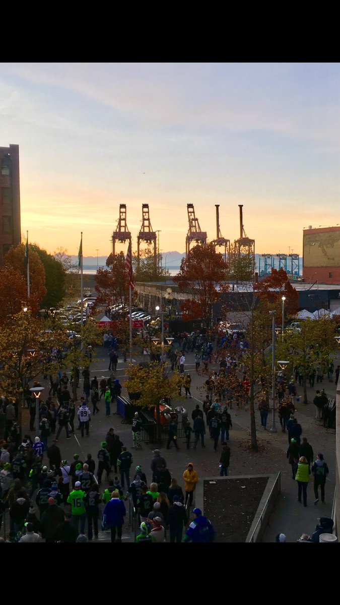 TenMinuteMile's tweet image. Post-game vibes. #seahawkswin #victoryview