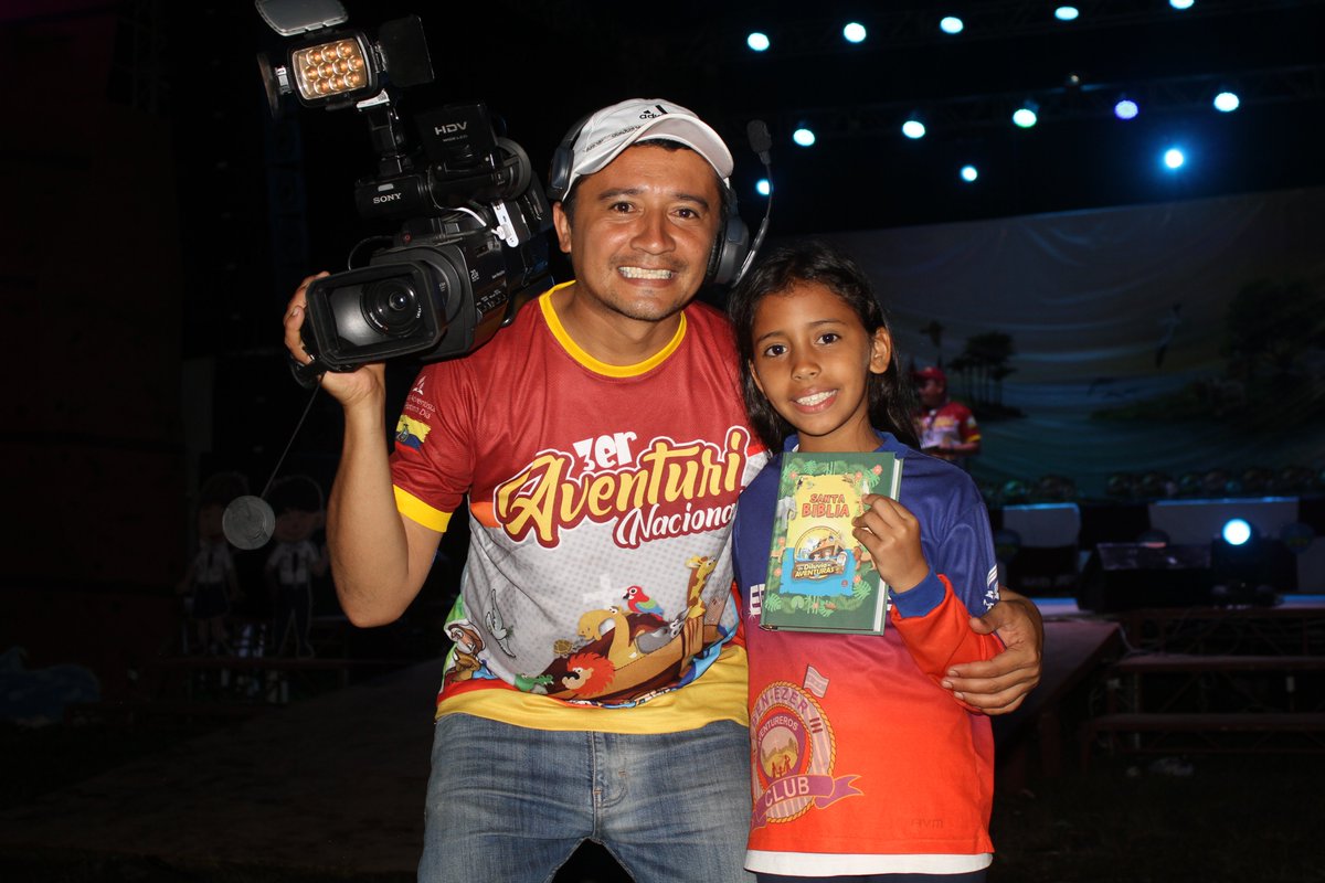 Cada niño que se bautizó en el #AventuriUE #UnDiluvioDeAventuras recibe su biblia y certificado de bautismo. Oremos por cada aventurero que entregó su corazón a Dios.
<a href="/prmanuelmelo/">Manuel Enrique Melo Céspedes</a> 
<a href="/adventistasEC/">Adventistas Ecuador</a> 
<a href="/ricardopenafiel/">Ricardo Andres</a> 
<a href="/TavitoCevallos/">Gustavo Cevallos</a> 
<a href="/pasdarling/">Darling Ayala</a> 
<a href="/Jacome41/">Pablo Jácome</a>