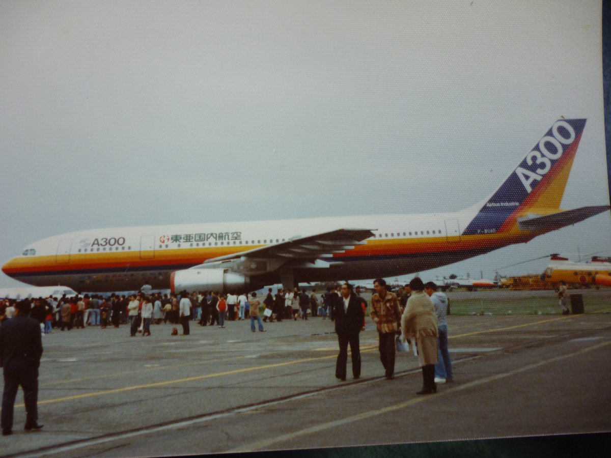 イリューシン62 1979年の入間航空祭 いやー あれからもう40年か まだ就航前の東亜国内航空のa300がこの航空祭の目玉でしたね それはともかく 航空祭の期間中だけでも西武は特急を稲荷山公園に停めてもいいんじゃないんですかね