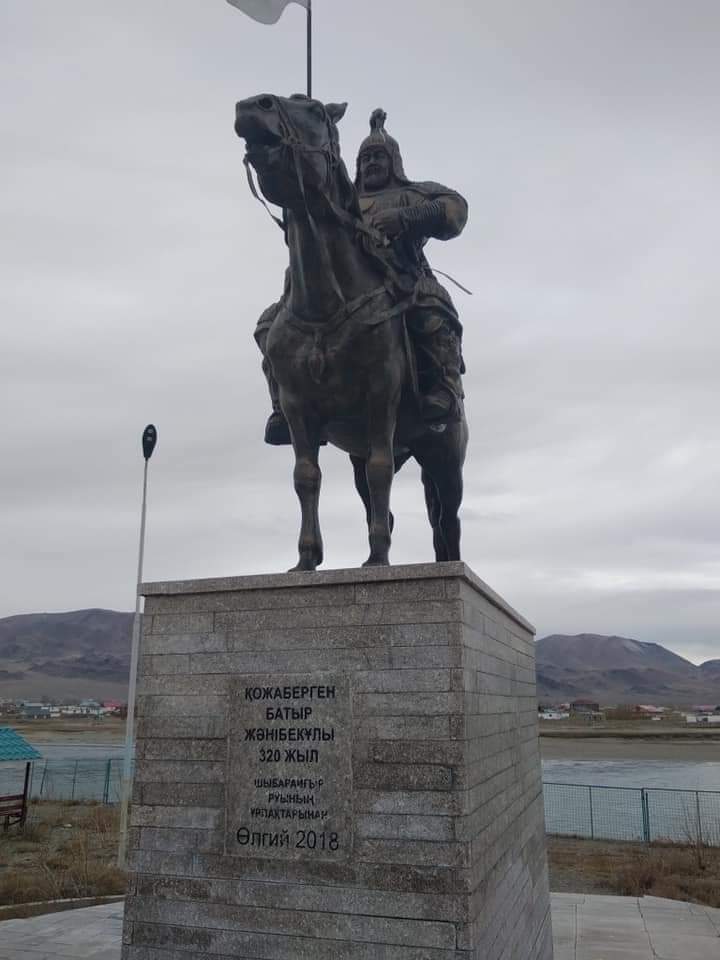 1771 оны Торгуудын гэм зэмгүй нүүдлийн цувааг араас нь хавчин хядсан (300000-аас 70000 болтол) энэ хүний хөшөө Монгол нутагт сүндэрлэх юм чинээ даанч санасангүй...
via:Sansar Cosmo