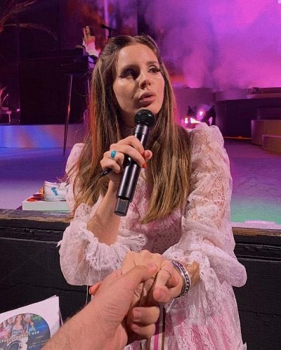 LDReyInfo's tweet photo. Lana Del Rey revealed that the Norman Fucking Rockwell tour will tour the east coast in April. https://t.co/6hyeCpQSK2