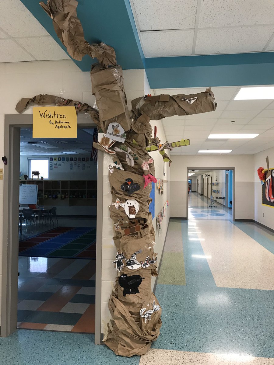 MsRosie_library's tweet photo. Look! We loved Wishtree so much we made one and attached our wishes to it with all the characters. ๐๐ฅฐ๐๐๐ฅฐ๐๐
#literacy #firstgrade #makerspace #classroombuild #novelengineering
#killianscrew @kaaauthor https://t.co/BzMOK9CCyN