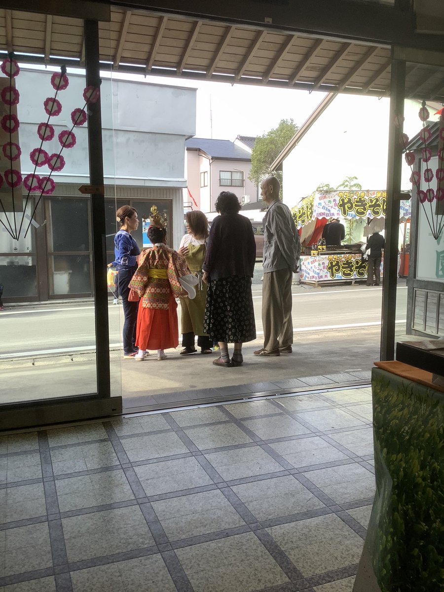 mrcb2009's tweet photo. 森の祭に行って、せっかくの静岡だからお土産はお茶かな？
って閃いたのは八幡屋茶舗の横。
でも屋台の通る道は裏の工場側で、何故か表に回る発想は無かった。
そして町に戻り見つけた石川園で5時間過ごした。
縁とはそういう物なんだろう。
偶然起きた事を大事に思えば縁、逆だと事故だけど。 https://t.co/TrBHeLjWMh